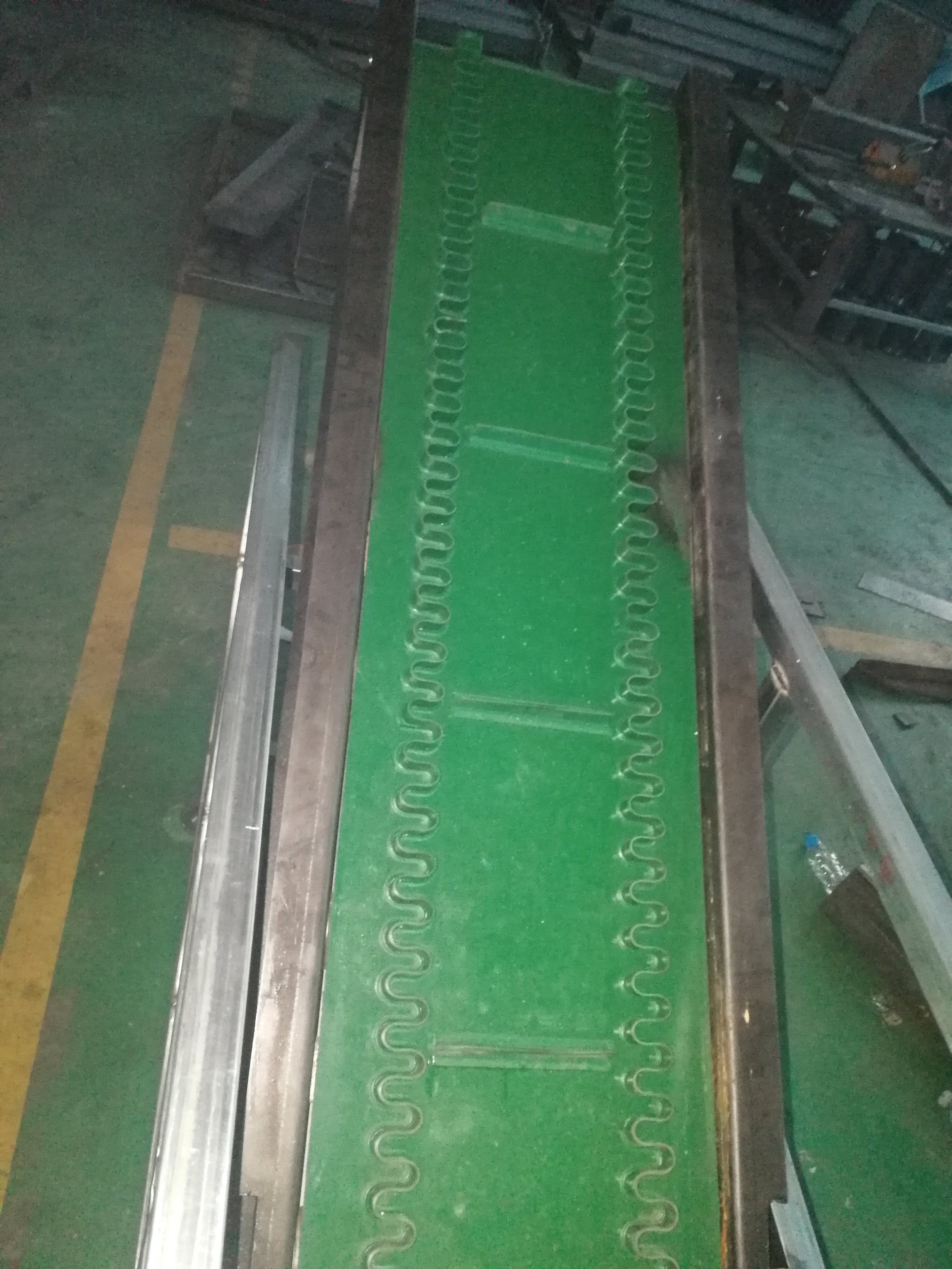 傾角皮帶輸送機(jī)分類有哪幾種？它們的工作原理